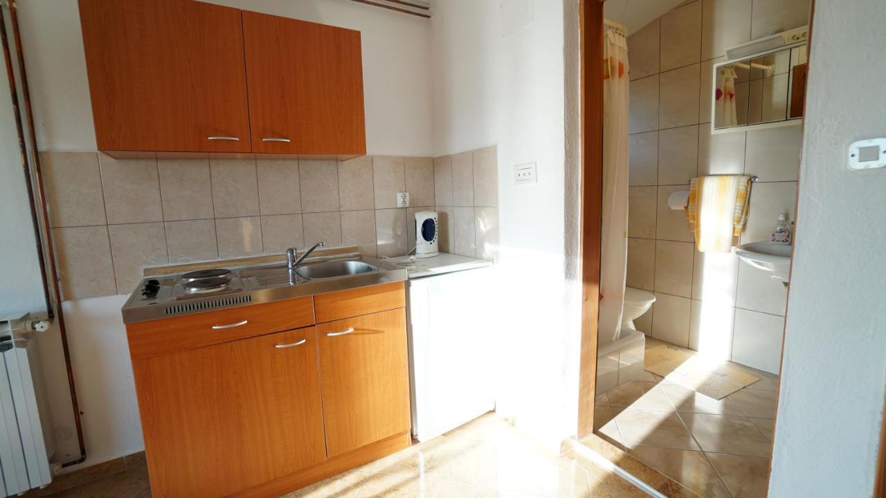 Apartments Kata Gornji Karin Exterior photo